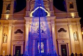 L'albero di Natale con la facciata della Basilica"