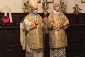 S.E. con il Diacono prima della celebrazione