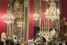 Il Sindaco saluta S.E  nella Basilica parata a festa "