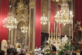 Il Sindaco saluta S.E  nella Basilica parata a festa 