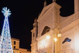 L'albero di Natale con la facciata della Basilica (Foto B.Testi)