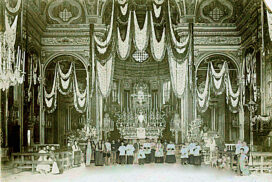 1925 la Chiesa parrocchiale di S. Nicolò apparata per la festa  dei 4 secoli dal miracolo della peste (1525 - 1925). Con la stola e la mozzetta rossa il prevosto don Gio Batta Maglio."