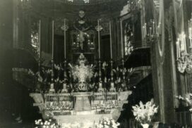Altare (anni 50). Si nota ancora sopra il coro, la tribuna in ferro per l'orchestra, costruita nel 1872 e fatta togliere da Mons. Rembado nel 1961"