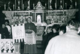 Vecchio altar maggiore (del marmorino Casabona) (con S.E. Mons. De Giuli  - 1961)"