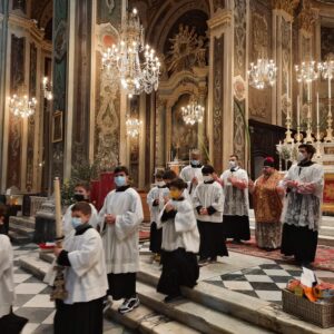 Breve processione all'interno della chiesa