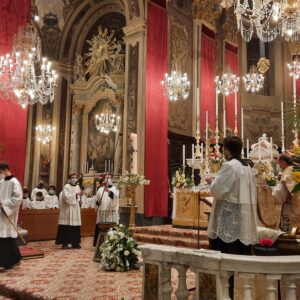 Dopo il  canto del gloria si accendono le candele dal cero Pasquale.