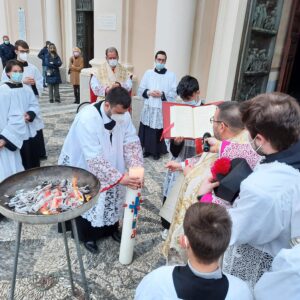 Veglia pasquale: liturgia della Luce: benedizione  del cero pasquale , simbolo di Cristo Risorto